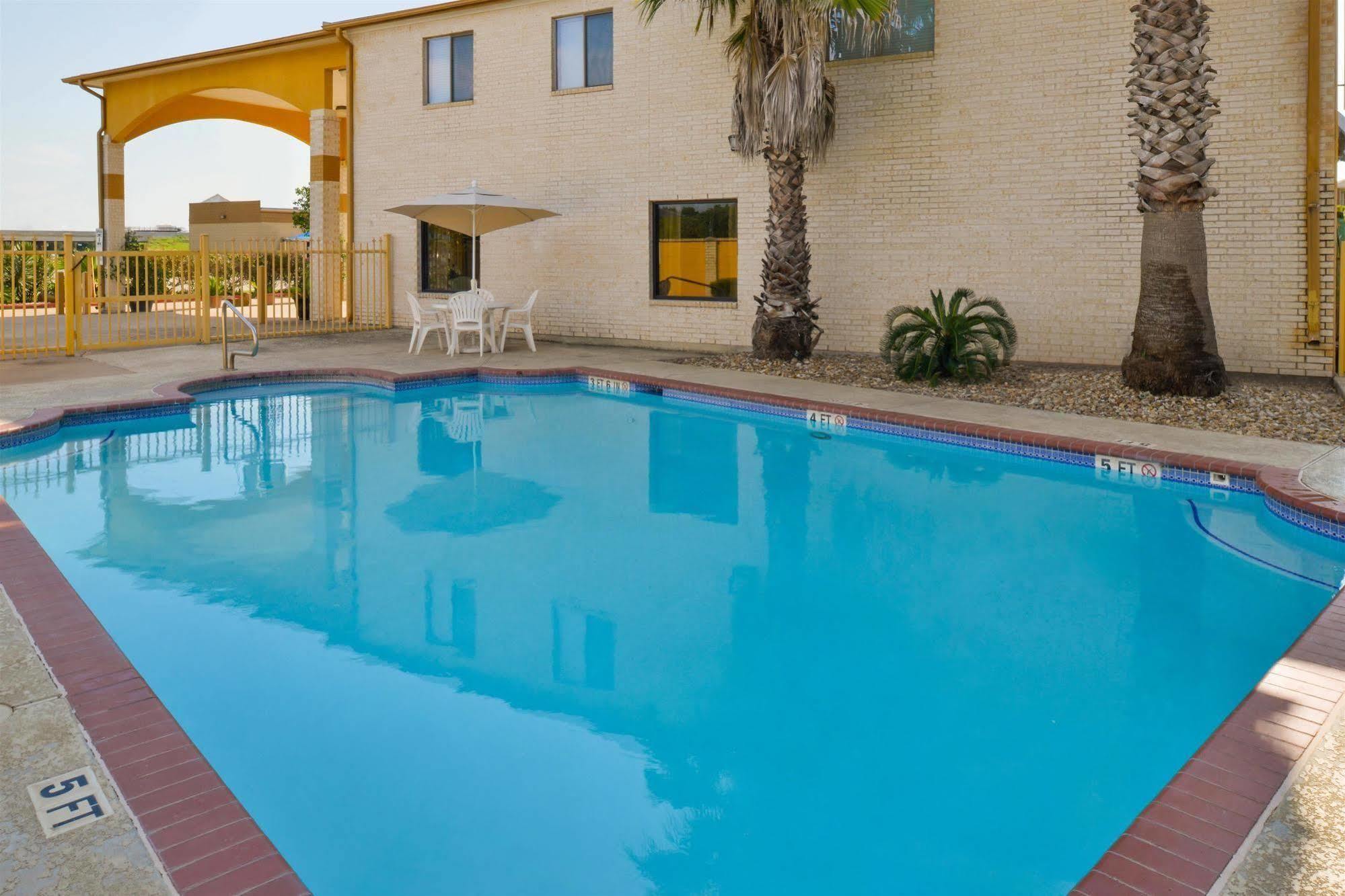 Americas Best Value Inn & Suites Waller/Prairie View Kültér fotó